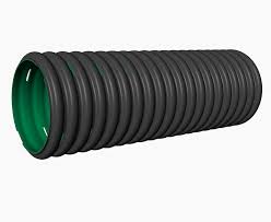 Tuyau RLX Drain Soliflex Non Perforé 4" x 45M Soleno PVC sur fond blanc, mise au point sur le tuyau et détails techniques