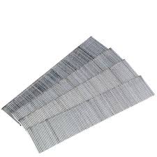 Clou à finition calibre 23 1 3/8" sur fond neutre avec mise au point sur la finesse du clou