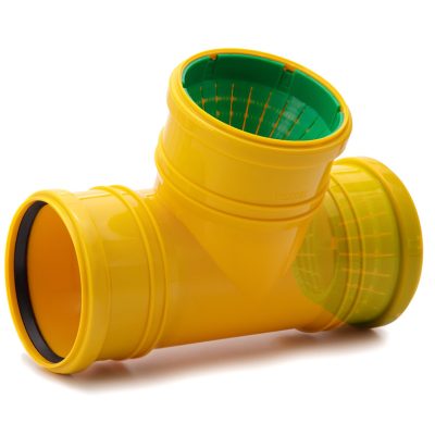 Raccord Y SFM 10″ Uni 250 mm PEHD pour drainage sur fond blanc, mise au point sur les trois embranchements.