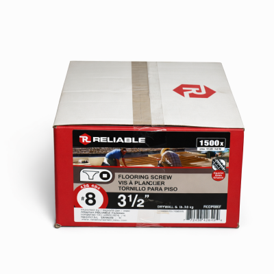 Vis à bois traité brun no 8 1.1/2" en caisse sur fond blanc avec mise au point sur la tête et le filetage