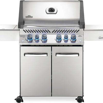 BBQ Napoléon Prestige 500 en acier inoxydable photographié sur fond neutre, vue détaillée des brûleurs et boutons