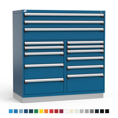 Coffre à outils Rousseau Métal R HERITAGE-FR sur fond d’atelier avec mise au point sur les 8 tiroirs et la plaque édition 75e.