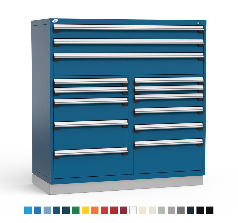 Coffre à outils Rousseau Métal R HERITAGE-FR sur fond d’atelier avec mise au point sur les 8 tiroirs et la plaque édition 75e.