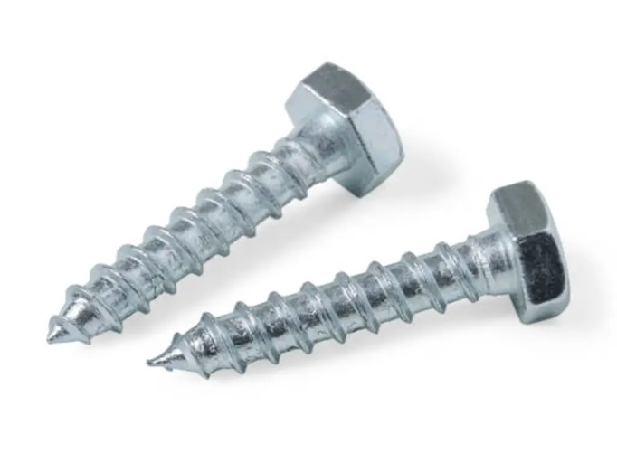 Vis structurale STR 5/16" x 4 1/2" photographiée sur fond neutre avec mise au point sur la tête hexagonale